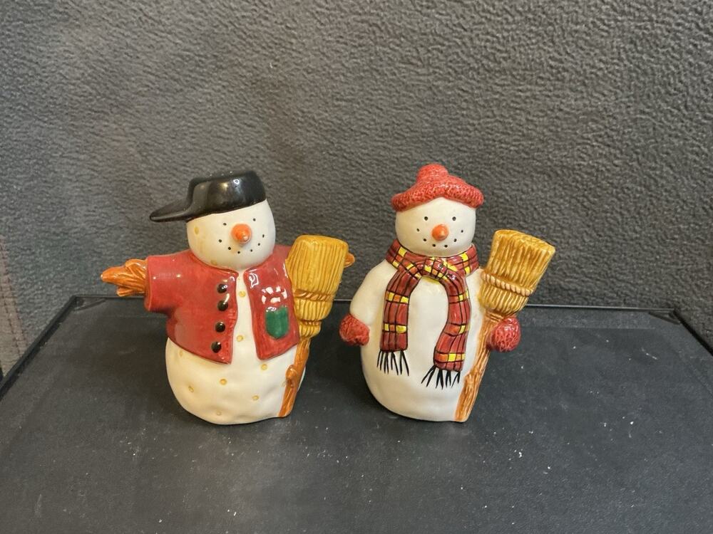 Sakura Collectible Hand Painted Ceramic Snowman Salt & Pepper Shaker Set
